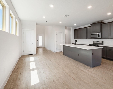 6111 Dumfries Ln - Photo Thumbnail 5