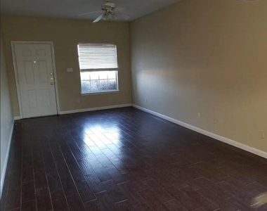 2801 Southampton Way - Photo Thumbnail 6
