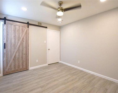 8600 Fathom Cir - Photo Thumbnail 7