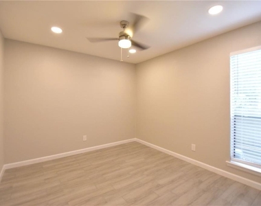 8600 Fathom Cir - Photo Thumbnail 8