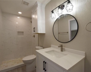 8600 Fathom Cir - Photo Thumbnail 11