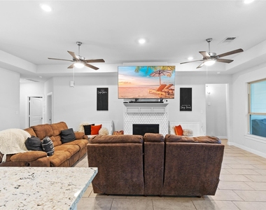 12140 Goliad Lane - Photo Thumbnail 7