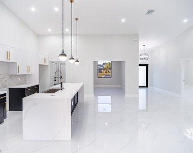 3313 36th Street Sw - Photo Thumbnail 7