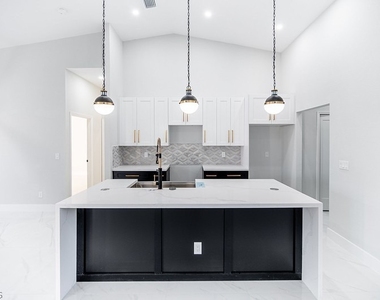 3313 36th Street Sw - Photo Thumbnail 8