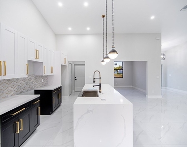 3313 36th Street Sw - Photo Thumbnail 5