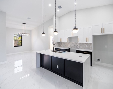 3313 36th Street Sw - Photo Thumbnail 4