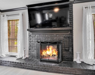 1523 Saddlecreek Drive - Photo Thumbnail 7
