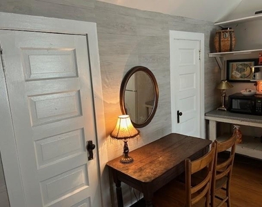212 N Resident Street - Photo Thumbnail 2