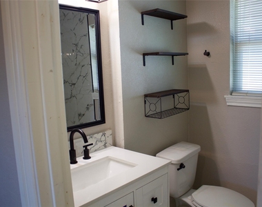 1323 E 32nd 1/2 Street - Photo Thumbnail 7
