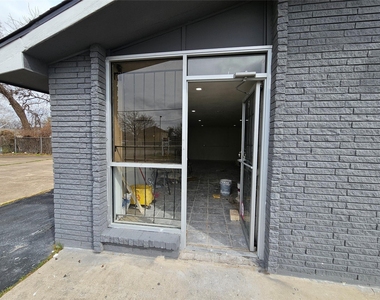 2116 Lockwood Drive - Photo Thumbnail 3