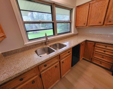706 Maple St - Photo Thumbnail 11