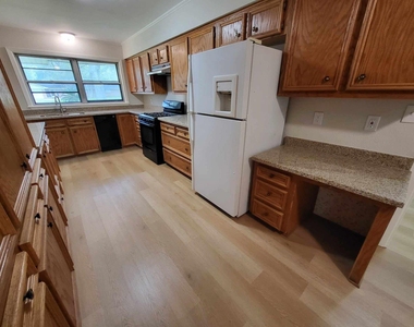 706 Maple St - Photo Thumbnail 8