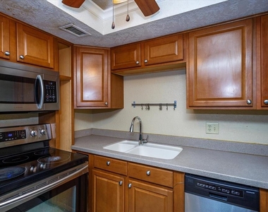 908 Lake Destiny Road - Photo Thumbnail 9