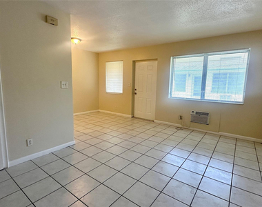 717 Se 16th Street - Photo Thumbnail 2