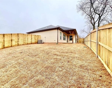 327 E Nelson Street - Photo Thumbnail 13