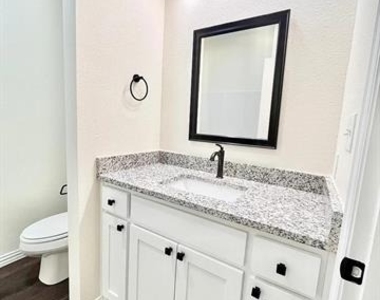 327 E Nelson Street - Photo Thumbnail 11