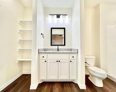 327 E Nelson Street - Photo Thumbnail 7