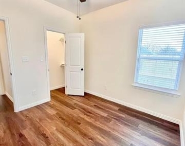 327 E Nelson Street - Photo Thumbnail 10