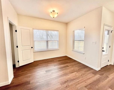 327 E Nelson Street - Photo Thumbnail 4