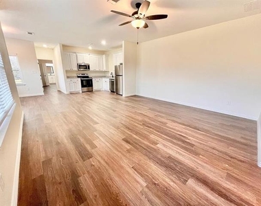 327 E Nelson Street - Photo Thumbnail 2