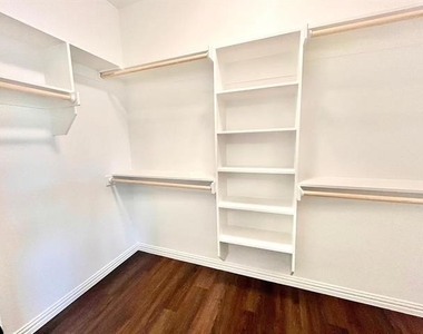 327 E Nelson Street - Photo Thumbnail 6