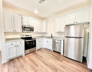 327 E Nelson Street - Photo Thumbnail 3