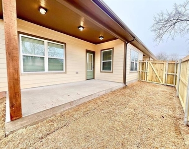 327 E Nelson Street - Photo Thumbnail 14