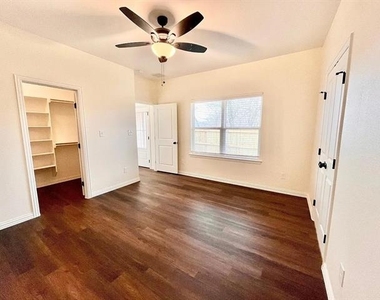327 E Nelson Street - Photo Thumbnail 5