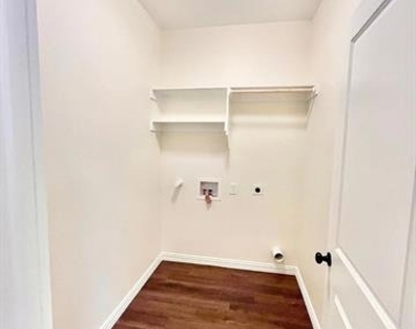 327 E Nelson Street - Photo Thumbnail 12
