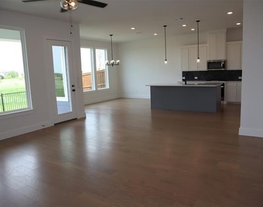 205 Chestnut - Photo Thumbnail 4