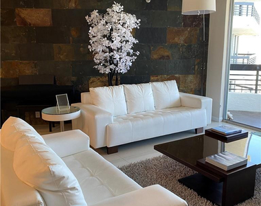 3500 Mystic Pointe Drive - Photo Thumbnail 4