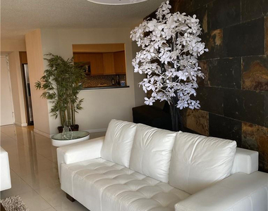 3500 Mystic Pointe Drive - Photo Thumbnail 5