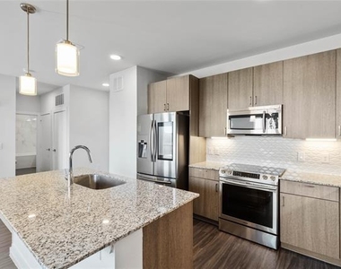 1500 N Fitzhugh Avenue - Photo Thumbnail 8