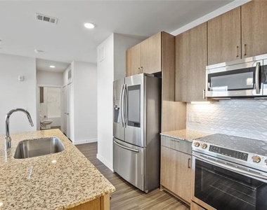 1500 N Fitzhugh Avenue - Photo Thumbnail 7