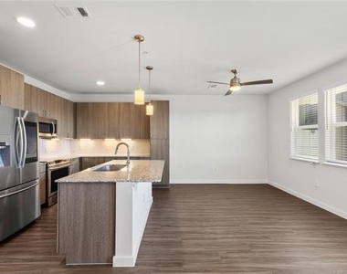 1500 N Fitzhugh Avenue - Photo Thumbnail 4