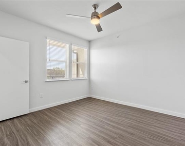 1500 N Fitzhugh Avenue - Photo Thumbnail 19