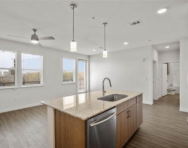 1500 N Fitzhugh Avenue - Photo Thumbnail 11