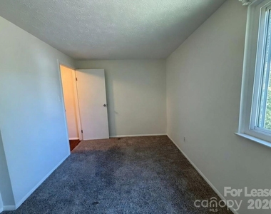 9432 Lexington Circle - Photo Thumbnail 10
