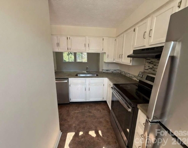 9432 Lexington Circle - Photo Thumbnail 4