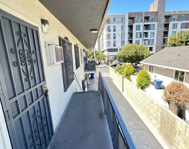 1034 S Ardmore Avenue - Photo Thumbnail 7
