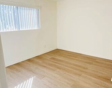 1034 S Ardmore Avenue - Photo Thumbnail 2