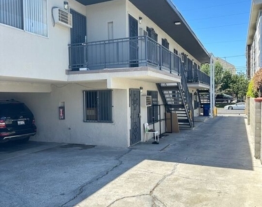 1034 S Ardmore Avenue - Photo Thumbnail 6