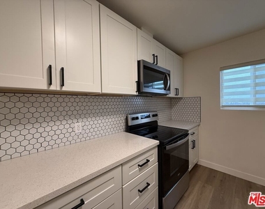 314 S Clark Drive - Photo Thumbnail 17