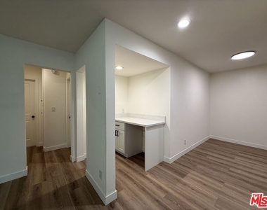 314 S Clark Drive - Photo Thumbnail 6