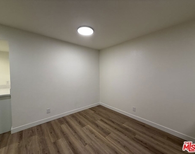 314 S Clark Drive - Photo Thumbnail 9