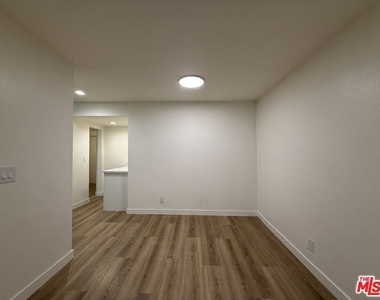 314 S Clark Drive - Photo Thumbnail 10