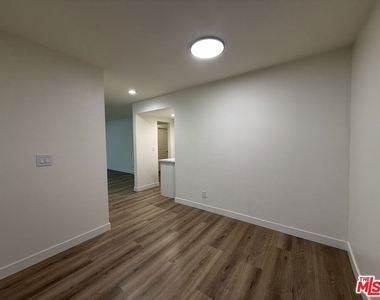 314 S Clark Drive - Photo Thumbnail 12