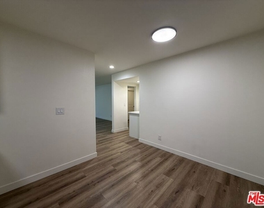 314 S Clark Drive - Photo Thumbnail 11