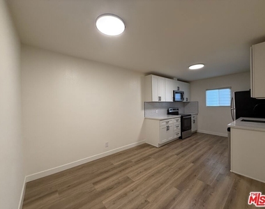 314 S Clark Drive - Photo Thumbnail 7