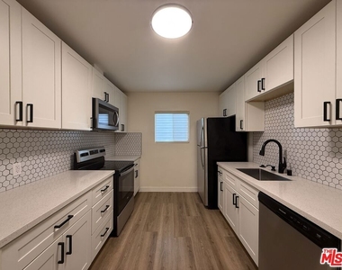 314 S Clark Drive - Photo Thumbnail 16